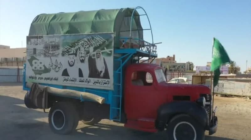 بالفيديو.. أقدم مركبة تشق الطريق من الجوف إلى الحج