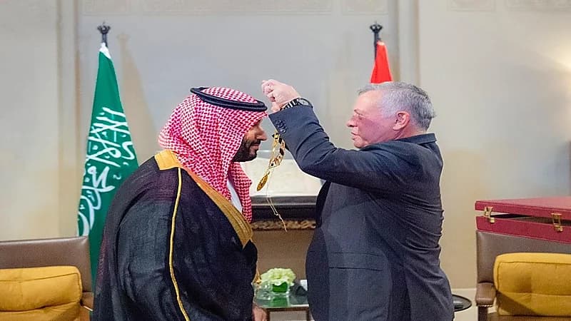 بالصور.. الملك عبد الله الثاني يقدم لولي العهد أرفع وسام مدني في الأردن