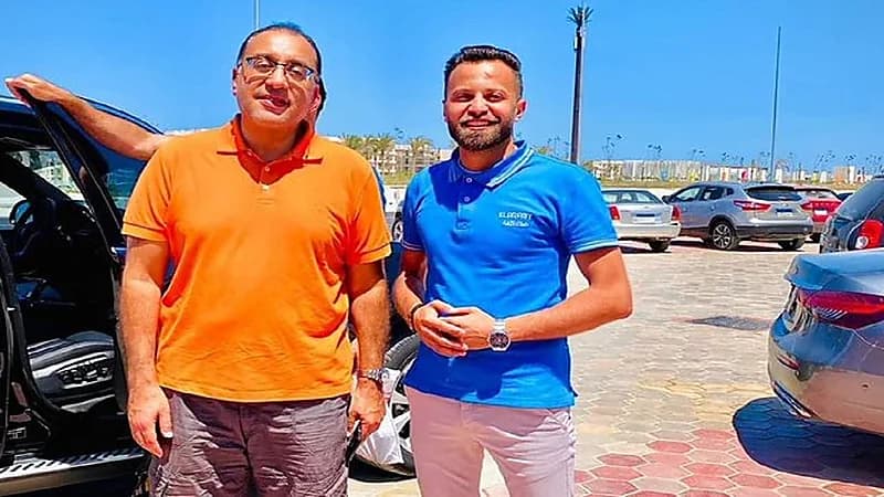 رئيس وزراء مصر يلفت الأنظار بشورت بالساحل الشمالي