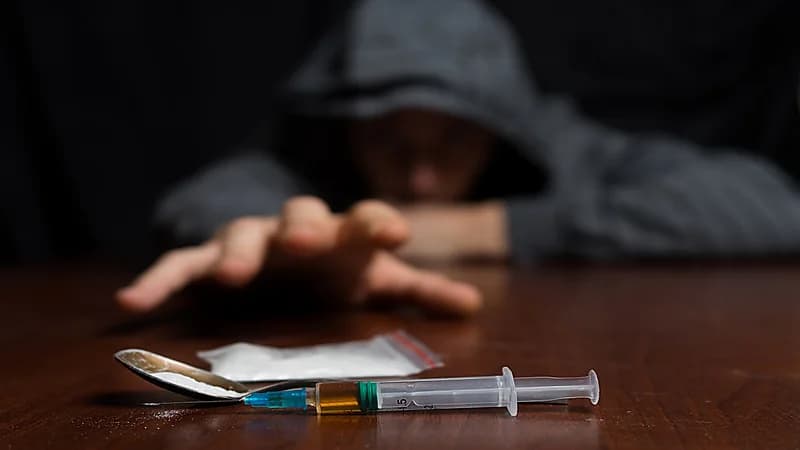 4 نصائح للأسرة عند التعامل مع ابنهم المتعاطي