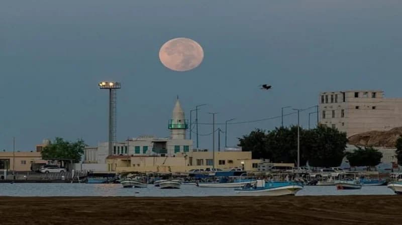 القمر العملاق يزين سماء محافظة الوجه بتبوك