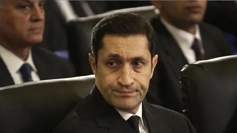 معركة كلامية تشتعل بين علاء مبارك وإعلامي مصري