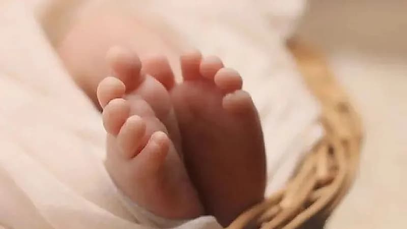 "العنف الأسري" يتحرك بشأن الفيديو المتداول لطفلة ملقاة في حديقة