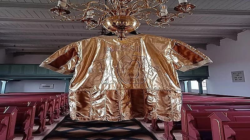 بالصور .. "قميص ذهبي" من أجل ميسي