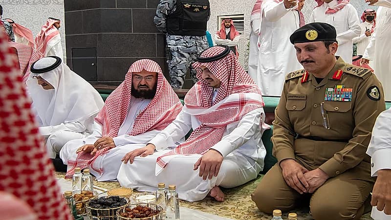 صور.. نائب أمير مكة يشارك رجال الأمن في المسجد الحرام تناول الإفطار