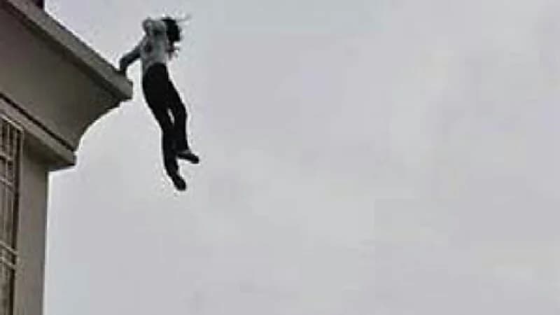 طبيبة تقفز من الدور الثالث هربا من زوجها