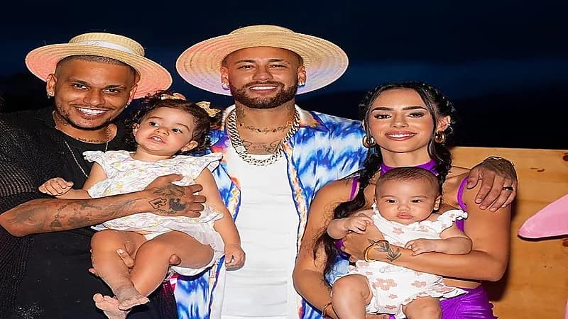 نيمار في أحدث ظهور مع برونا وابنتيهما .. صورة