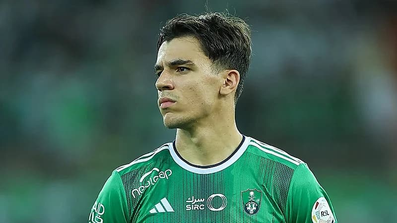 أندية أوروبية تلاحق نجم الأهلي من جديد !