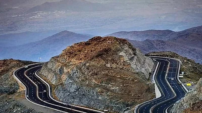 أمن الطرق ينوه بإغلاق طريق الهدا بالاتجاهين مؤقتًا بسبب الأمطار