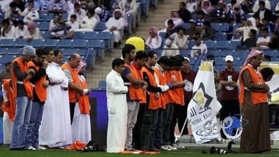 منظمي لقاء الهلال والريان يمنعون المصورين من اداء صلاة العشاء!