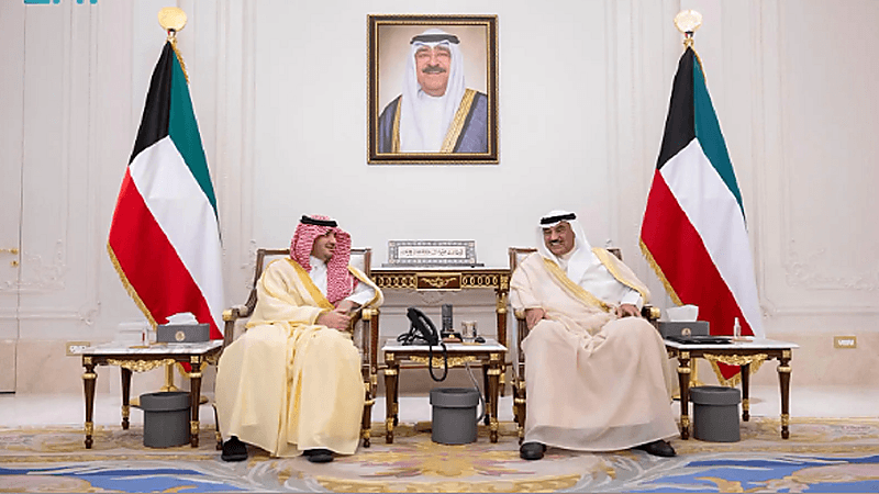 ولي عهد الكويت يستقبل الأمير عبدالعزيز بن سعود
