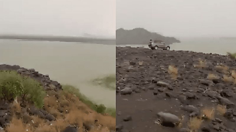 شاهد.. صاعقة تستهدف أحد المواطنين أثناء تصويره مقطعاً مصوراً في جازان