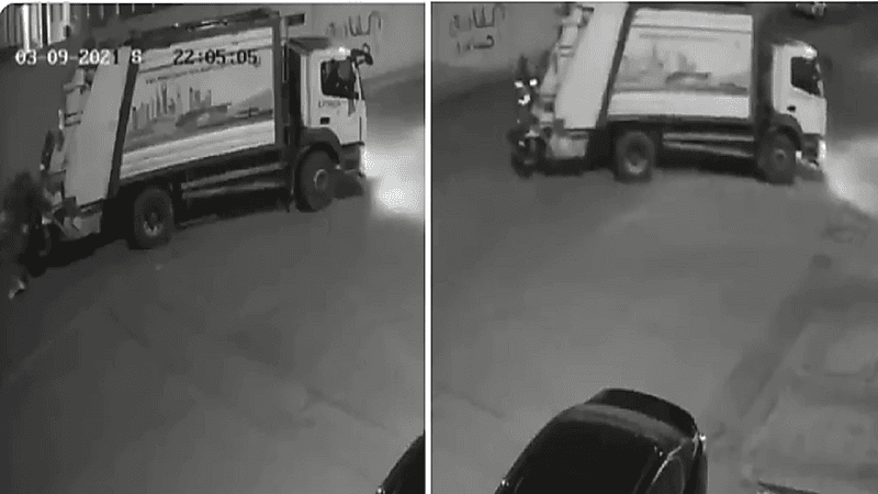 بالفيديو.. حاوية نفايات تفرغ حمولتها على رصيف بالرياض