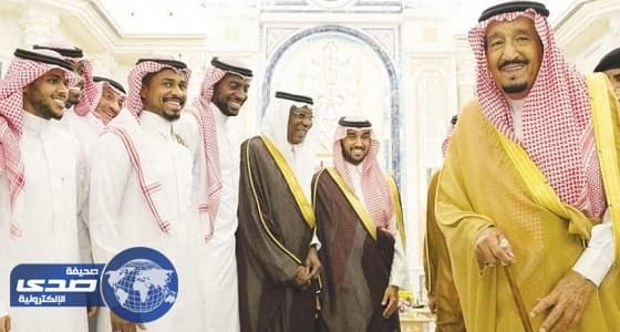 بالفيديو.. خادم الحرمين مداعباً لاعبي الأخضر: بلعب معكم بعدين