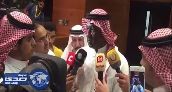 بالفيديو.. حوثي يخطب الجمعة بالقوة.. والمصلون: اخرج من الجامع