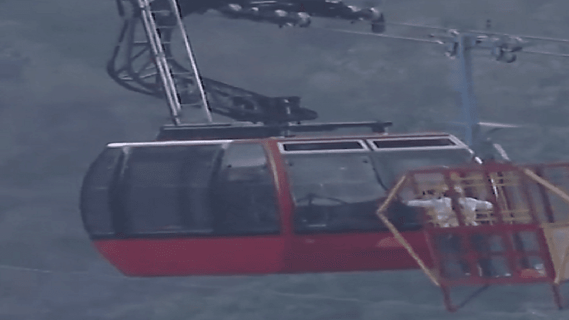 شاهد.. إنقاذ 11 سائحا علقوا في تلفريك بالهند