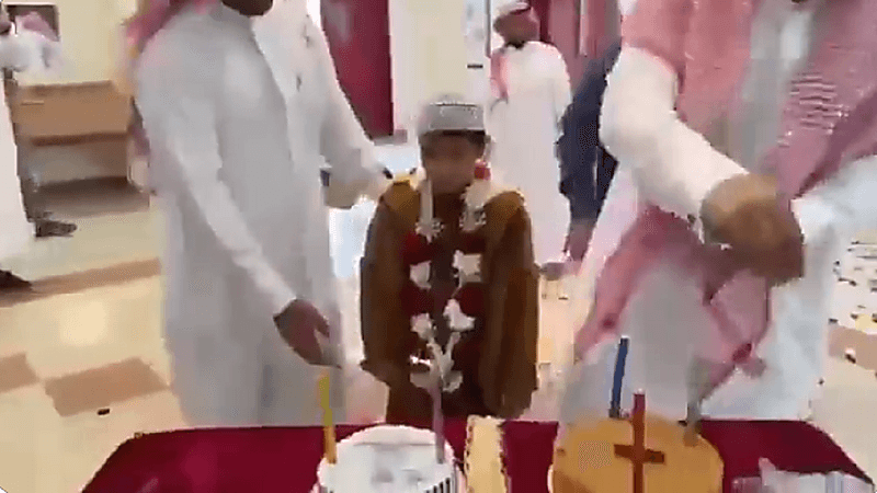 شاهد.. مدرسة في شرورة تحتفل بعودة أحد طلابها من رحلته العلاجية