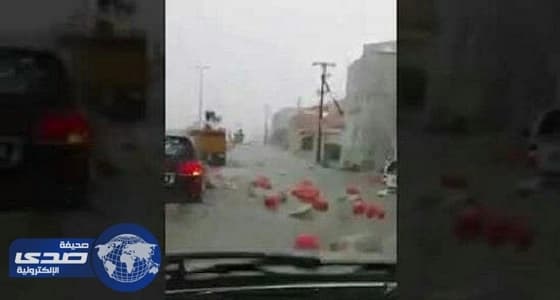 بالفيديو..السيول تجرف  اسطوانات الغاز الي الشارع في ابها