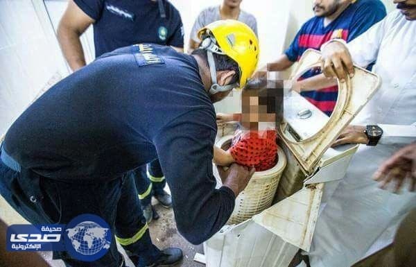 تحرير طفلة علقت داخل غسالة ملابس بالعارضة