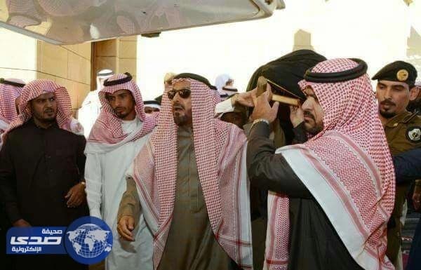 أمير حائل يعزي ذوي شهيد الواجب الخمسان