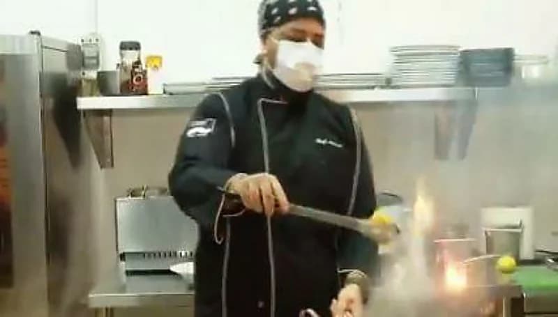 قصة نجاح الشيف عدنان يماني في مهنة بيع الفول بـ"بسطة" خلال رمضان