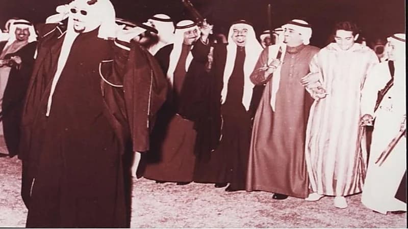 صورة نادرة للملك سعود يتقدم فيها الأمراء أثناء أداء العرضة النجدية