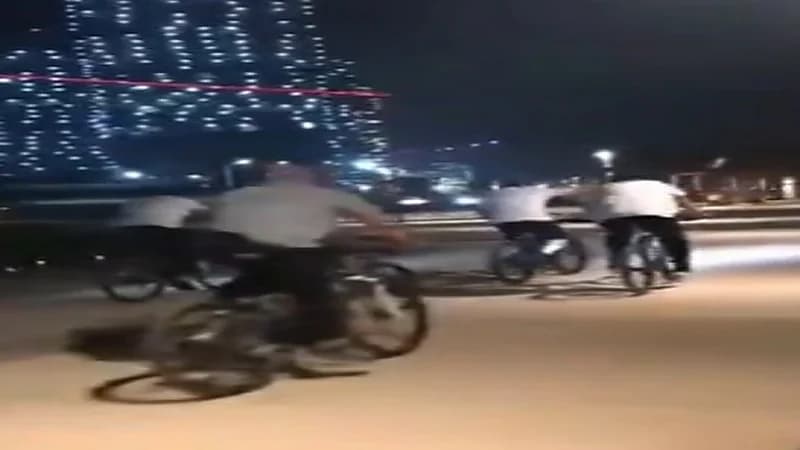 السيسي يتجول بدراجة هوائية وسط حرسه الخاص على كورنيش العلمين الجديدة "فيديو"