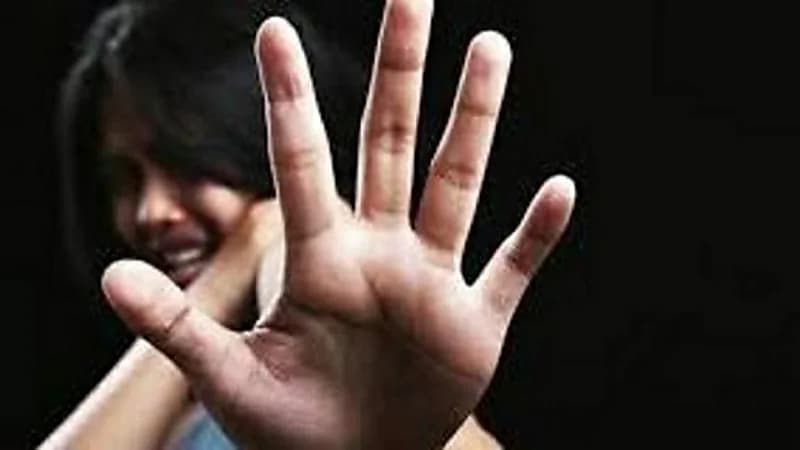 والدان يجبران ابنتهما على تناول السم بسبب رفضها الزواج