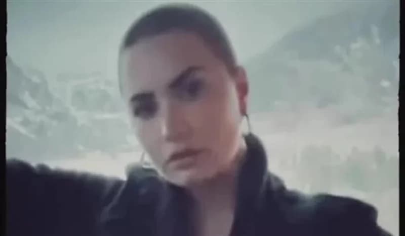 شاهد.. فنانة عالمية تصدم متابعيها بلوك جديد بعد حلق شعرها 