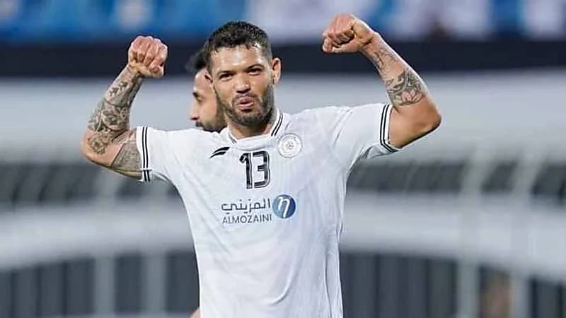 مهاجم الشباب يسافر إلى البرازيل 