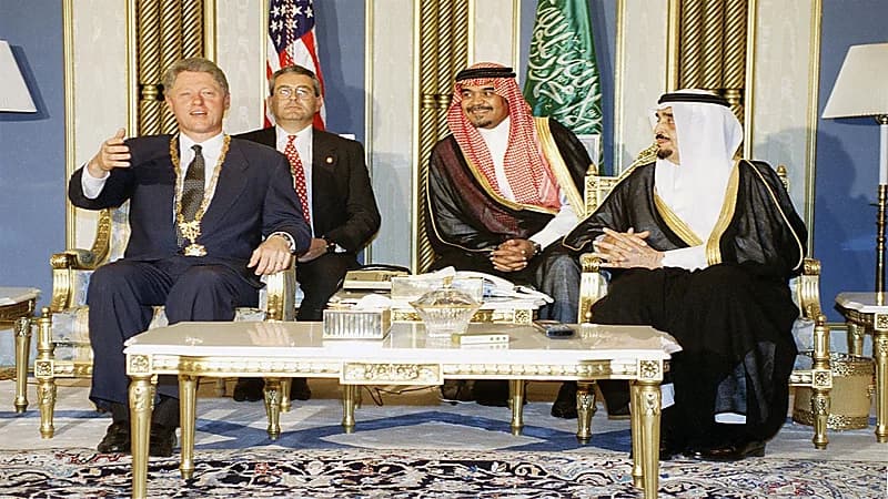 بالفيديو .. لقطات تاريخية من استقبال الملك فهد لبيل كلينتون