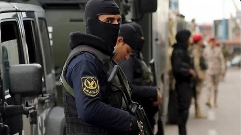 أب يعذب طفلته انتقامًا من زوجته