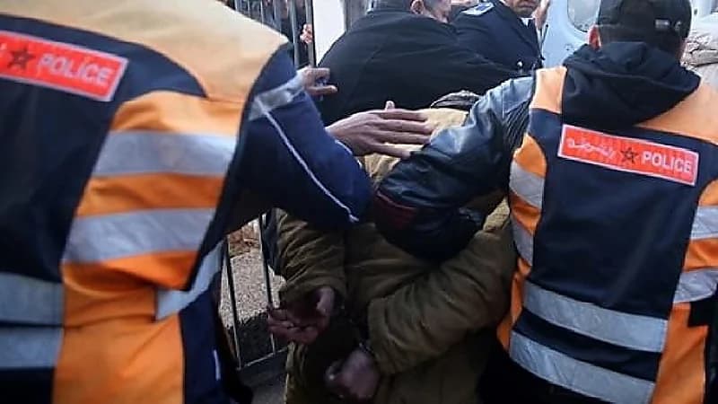 خمسيني يتحرش بالأطفال داخل مسبح عام