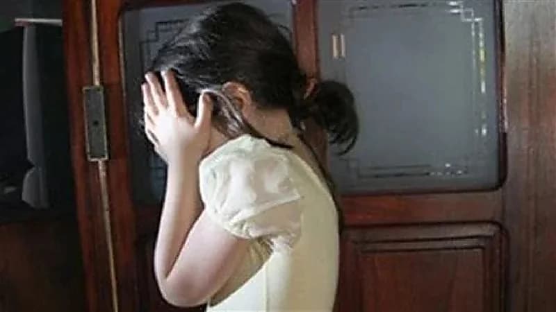 عاطل يتحرش بطفلة بعدما استدرجها إلى "حظيرة"!