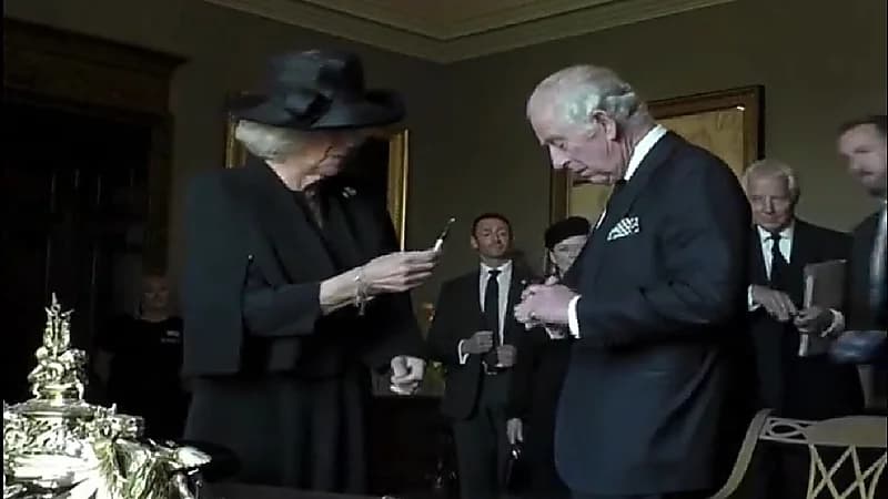 شاهد .. الملك تشارلز غاضب من جديد بسب تسرب حبر قلم!