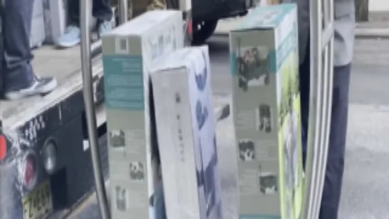 فيديو للرئيس الإيراني محملاً بشحنة من الهدايا التذكارية الأمريكية يثير ضجة