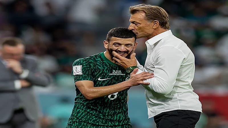 صور..دعم رينارد للمالكي بعد تسببه في الهدف الثاني