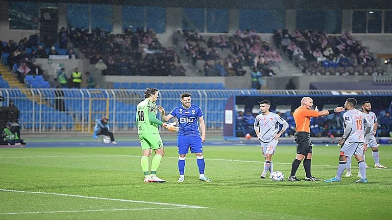 صور .. حارس الفيحاء يستفز لاعبي الهلال قبل تسديد ركلة الجزاء