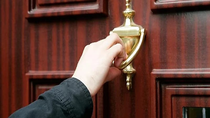 بالفيديو .. حكم دخول الأم بيت ابنها وزوجته دون استئذان