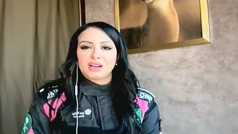 بالفيديو.. مصممة الأزياء "مها الحملي" تروي قصتها مع قيادة السيارات الرياضية