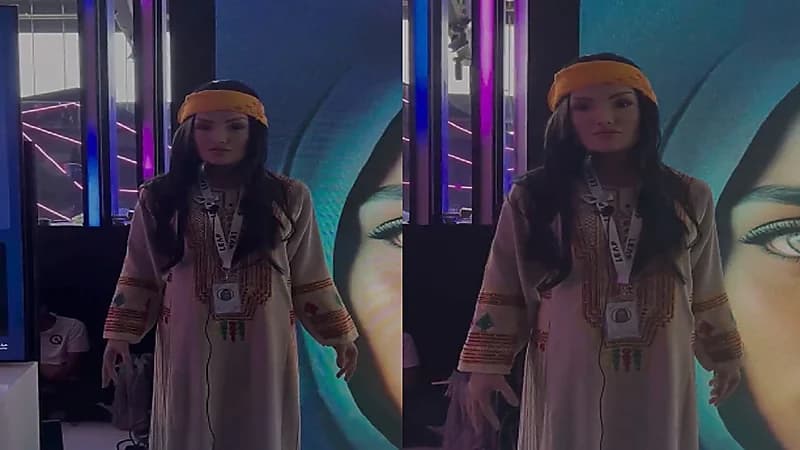 بالفيديو .. روبوت سارة تؤدي النشيد الوطني