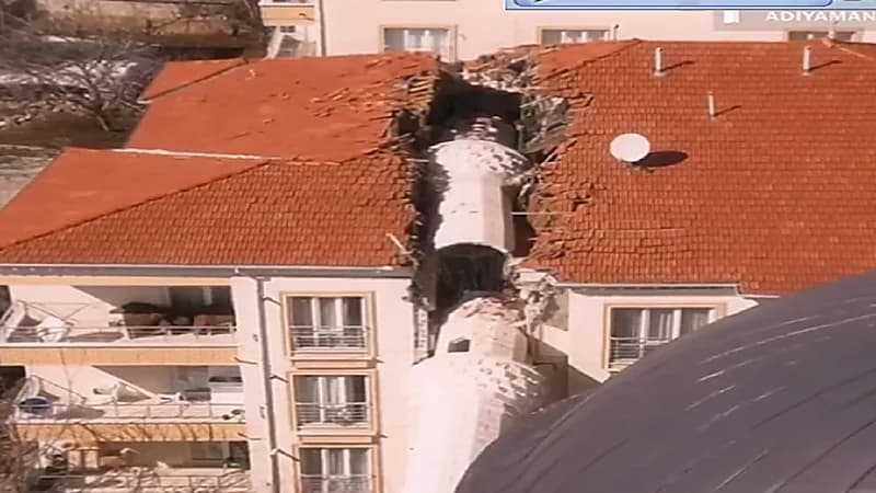 بالفيديو .. مئذنة تقسم مبنى لنصفين