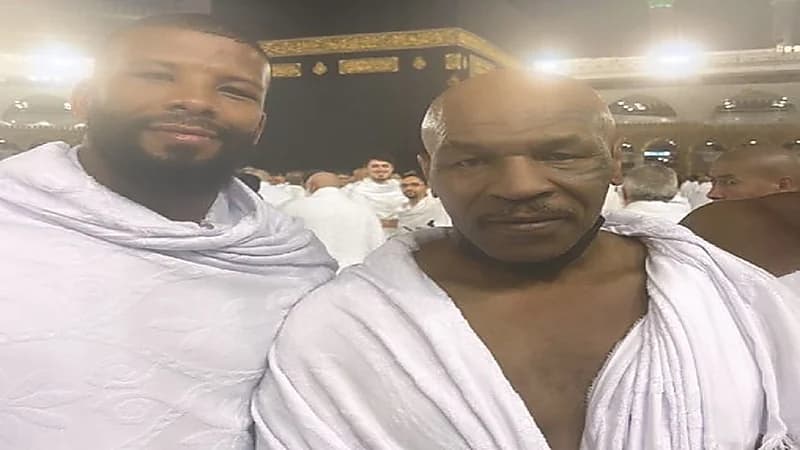مايك تايسون يؤدي العمرة