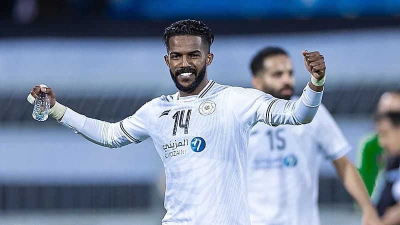 نواف العابد يتسبب في تغريم الشباب 400 ألف ريال 