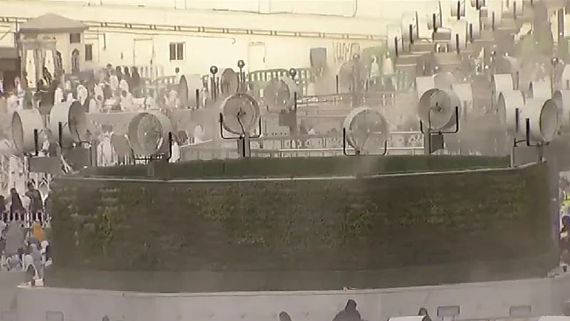 بالفيديو.. "رذاذ الماء" يلطف الأجواء في ساحات المسجد الحرام