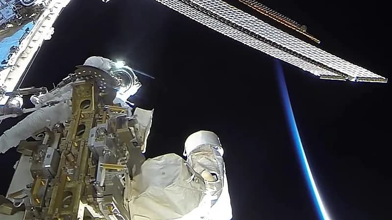 شاهد .. النيادي يوثق أولى لحظات سيره في الفضاء