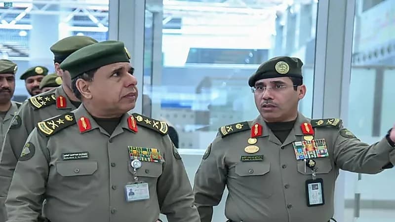 بالصور.. جولة تفقدية لمدير عام الجوازات في صالات العمرة بمطار جدة