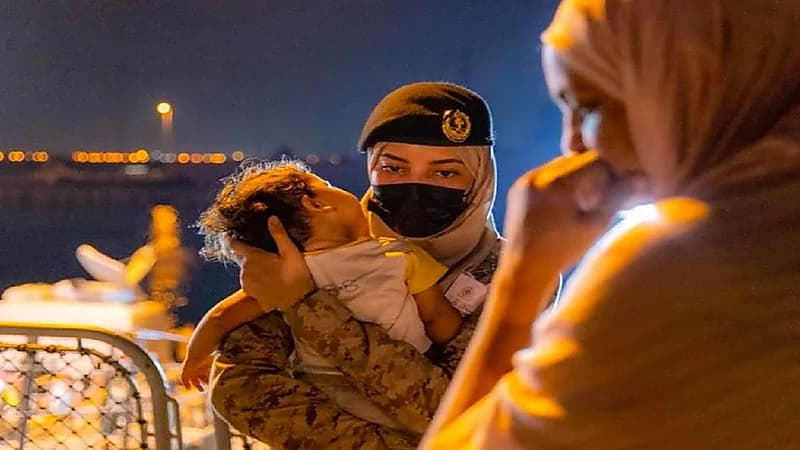 وزير الإعلام يُكرم مصور المجندة السعودية التي تحتضن رضيعًا