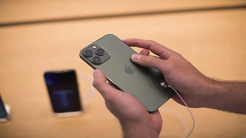 روسيا تتهم أمريكا باختراق جوالات أبل في مؤامرة تجسس