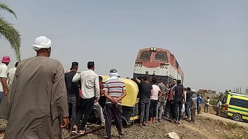 مصرع 6 أشخاص بينهم 3 أطفال إثر اصطدام قطار بـ توك توك